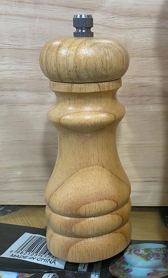 Small Salt And Pepper Grinder Solid Wood Pepper Mill with Strong Adjustable Ceramic Grinder